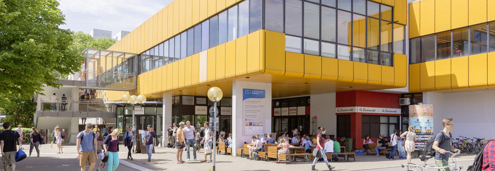 Mensa Campus Nord mit ein paar Studenten